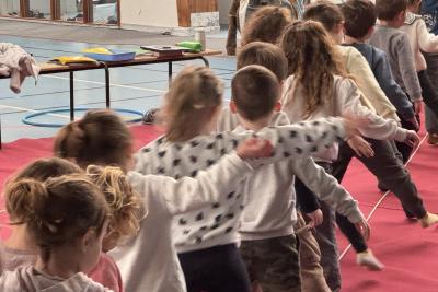 Enlarge image, modal window - Enfants qui dansent