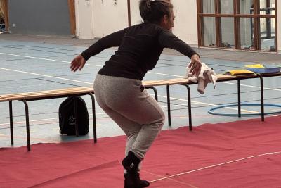 Enlarge image, modal window - Photo de l'artiste qui danse